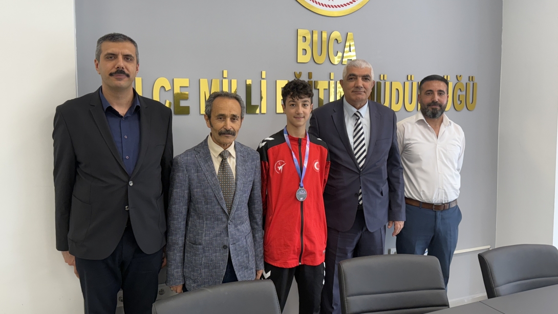 Şampiyon öğrenciden Buca İlçe Milli Eğitim Müdürü Yılmaz'a ziyaret