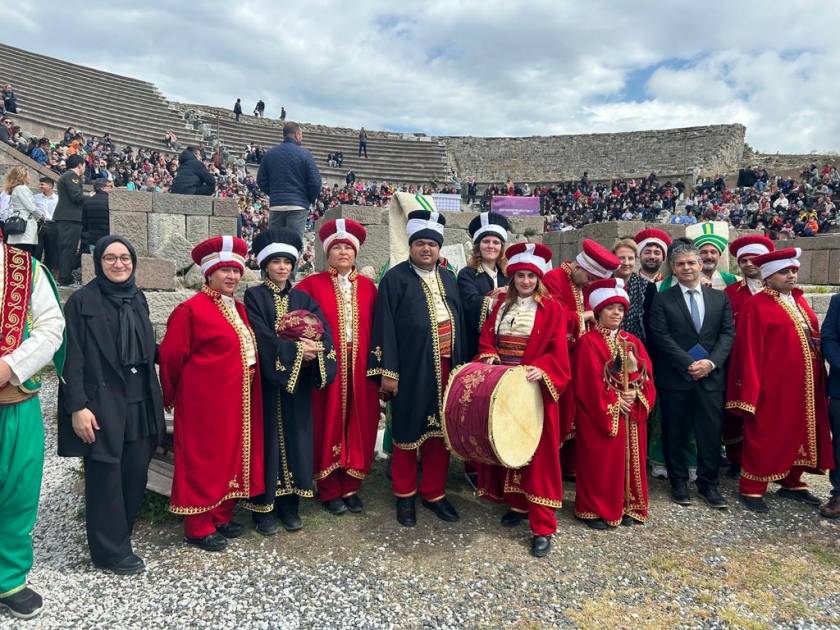 Menemenli öğrencilerden tarihî sahneye anlamlı dokunuş