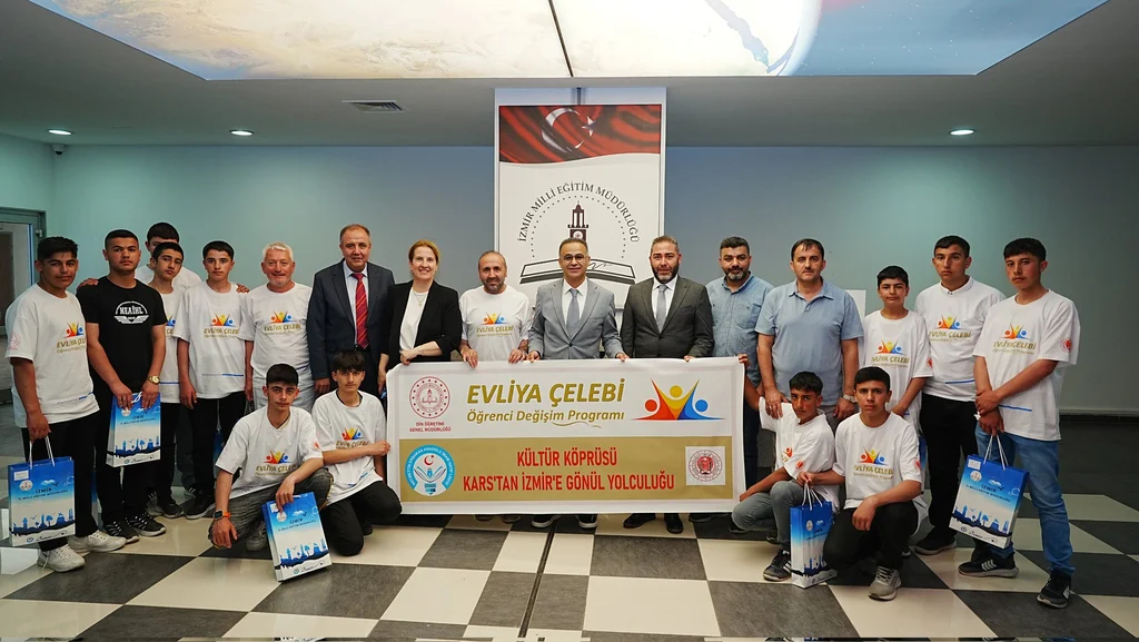 Kars AİHL öğrencilerinden İzmir İl Milli Eğitim Müdürü Dr. Ömer Yahşi’ye ziyaret