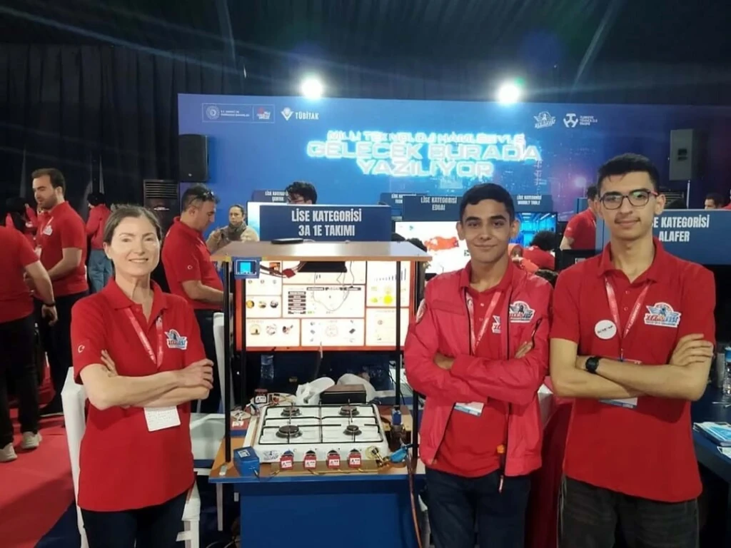 Buca Fatma Saygın Anadolu Lisesi öğrencileri TEKNOFEST’te Türkiye ikincisi oldu