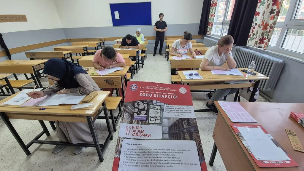 Gaziemir'de velilere yönelik ilk kitap okuma yarışması yoğun ilgi gördü