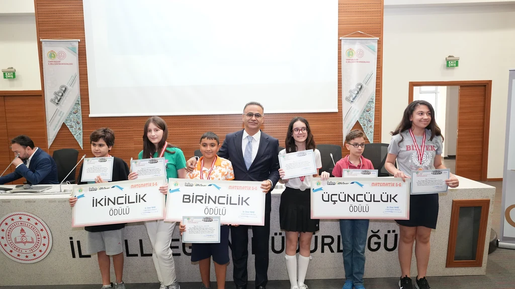 İzmir Bilim Olimpiyatları’nda geleceğin bilim insanları ödüllerini aldı
