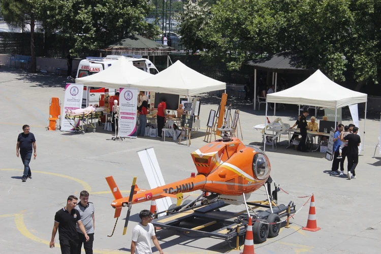 Gaziemir'de Mesleki Eğitim Şenliği yoğun ilgi gördü