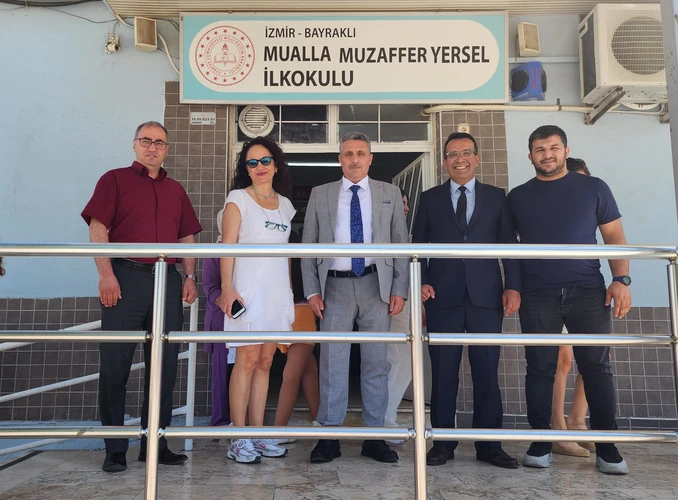 Bayraklı’da karne heyecanı: İlçe Milli Eğitim Müdürü öğrencilerin sevincine ortak oldu