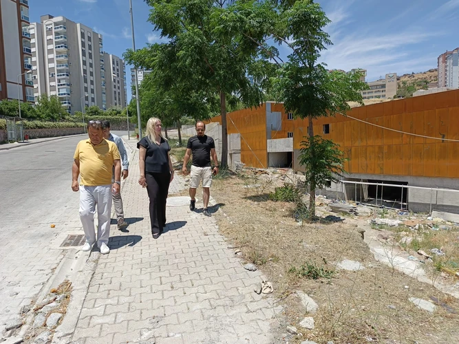 Arzu Günaydın, Karşıyaka’da yapımı devam eden okulları ziyaret etti