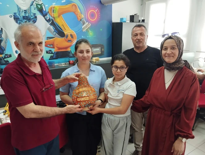 Menderes Süleyman Çevik Ortaokulu öğrencileri “Geleceğin Işıkları” projesini başarıyla tamamladı