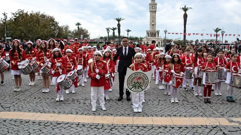 İzmir’de Cumhuriyet coşkusu devam ediyor