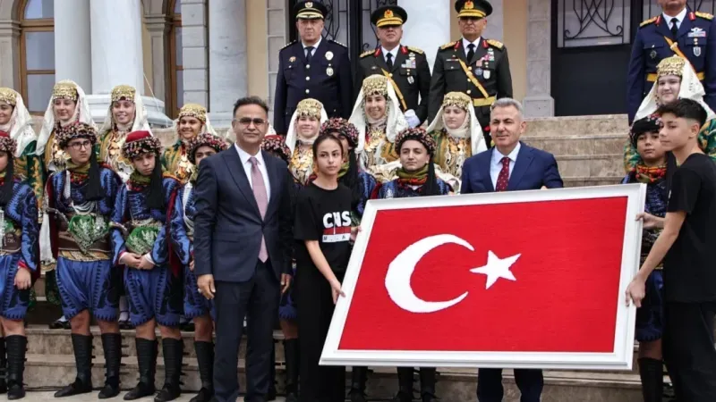 Cumhuriyet’in 102. Yılı İzmir’de Coşkuyla Kutlanıyor