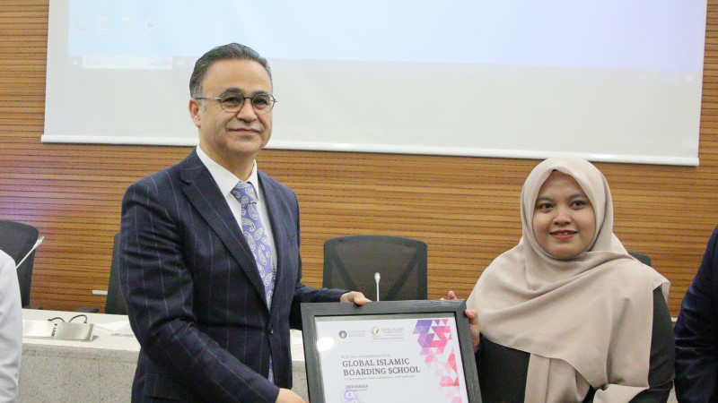 Endonezyalı Öğrencilerden İzmir İl Millî Eğitim Müdürü Ömer Yahşi'ye Ziyaret