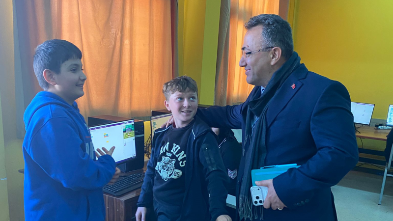 Yılmaz, Öğrencilerin Robotik Projelerini Yerinde İnceledi