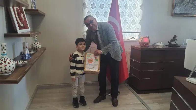 Gaziemir İlçe Millî Eğitim Müdürü Erhan Atilla'dan Başarılı Öğrencilere Ödül