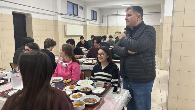 Ekrem ULUS’tan Öğrencilere Yakın İlgi: Bergama’da Anlamlı İftar Buluşması