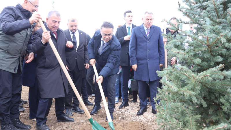 Yahşi, Orman Haftası’nda Öğrencilerle Fidan Dikti