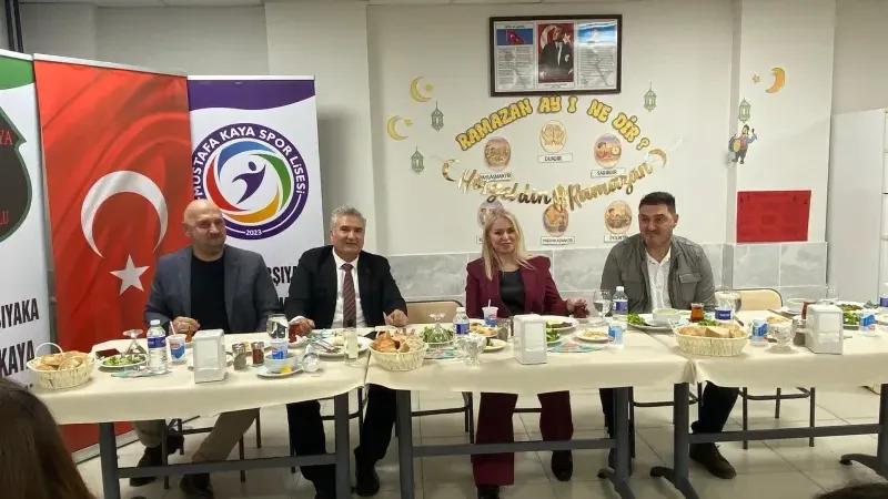 Karşıyaka’da “Maarifin Kalbinde Ramazan” Etkinliği Kapsamında İftar Programı Düzenlendi