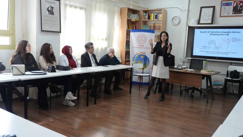 İzmir İl Millî Eğitim Müdürlüğü Bornova’da “Dijital Dünyada Erdemli Ebeveyn” programı gerçekleştirildi