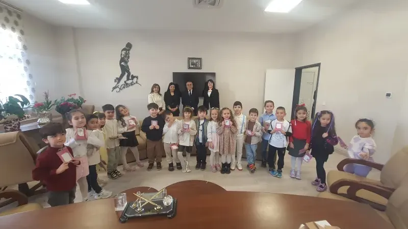 Minik Öğrencilerden Gaziemir İlçe Millî Eğitim Müdürü Erhan ATİLLA’ya Bayram Ziyareti