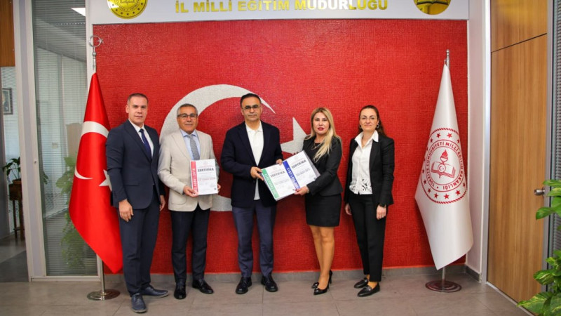 Dr. Ömer Yahşi’nin eğitim vizyonu sonuç verdi: İzmir’e üç kalite belgesi birden