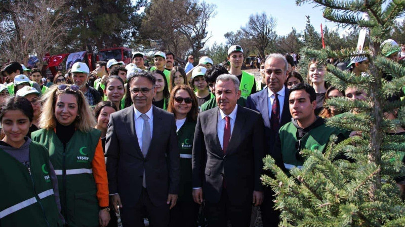 İzmir İl Millî Eğitim Müdürü Dr. Ömer Yahşi Öncülüğünde Binlerce Fidan Toprakla Buluşturuldu