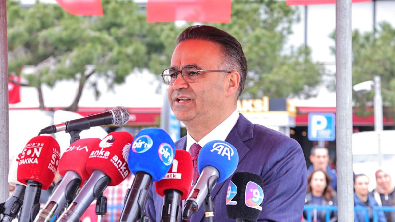 İzmir’de 23 Nisan coşkusu Cumhuriyet Meydanı’nda yaşandı