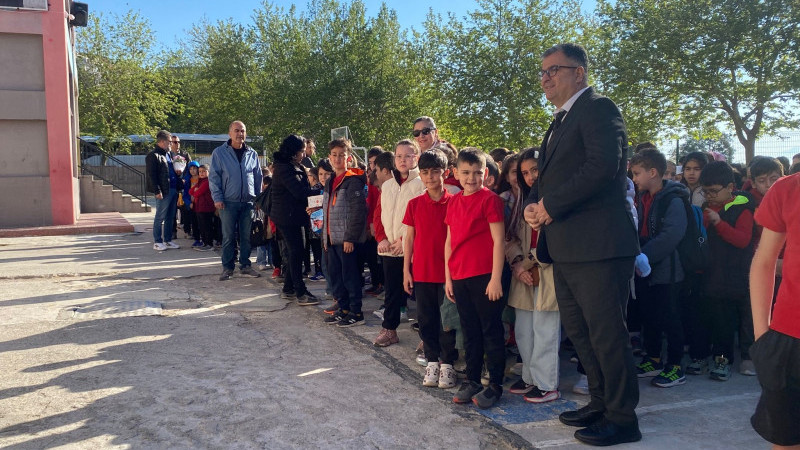 Bergama İlçe Millî Eğitim Müdürü Ekrem Ulus bayrak töreniyle öğrencilerle bir araya geldi