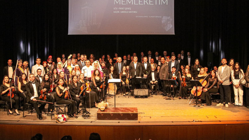 Bergama İlçe Milli Eğitim Müdürü Ekrem Ulus, İzmir Maarif topluluklarının konserine katıldı