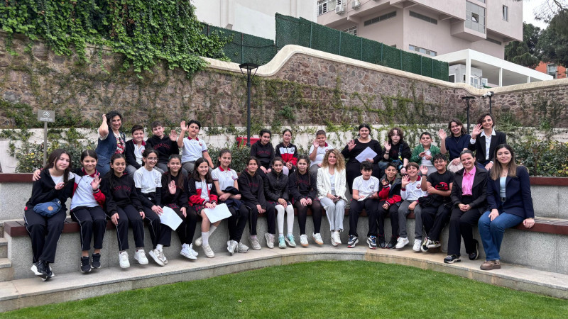 İzmirli öğrenciler sanatın izinde: Maarif Mektebi ile galeri turu!