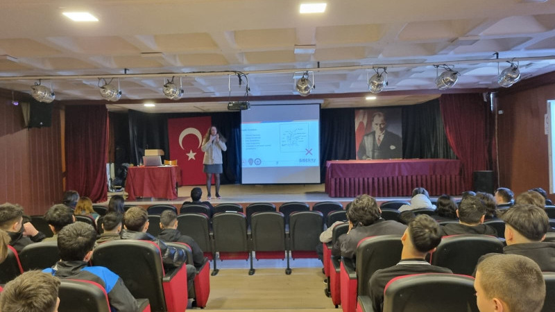 İzmir’de 37 Okulda Siber Suç Eğitimi Verildi