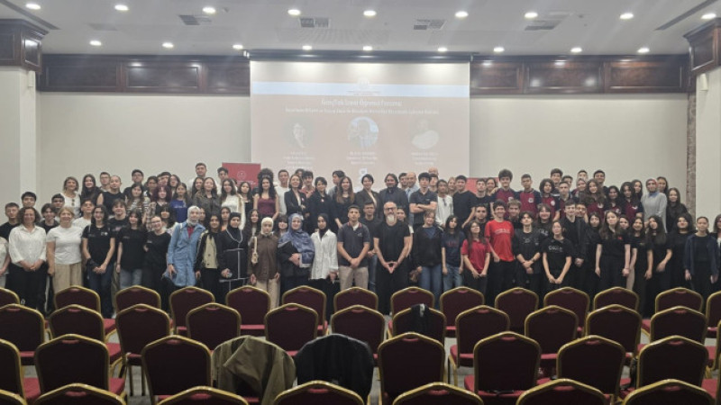 İzmir’de öğrenciler yapay zekâ ve kuantum bilişimi tartıştı