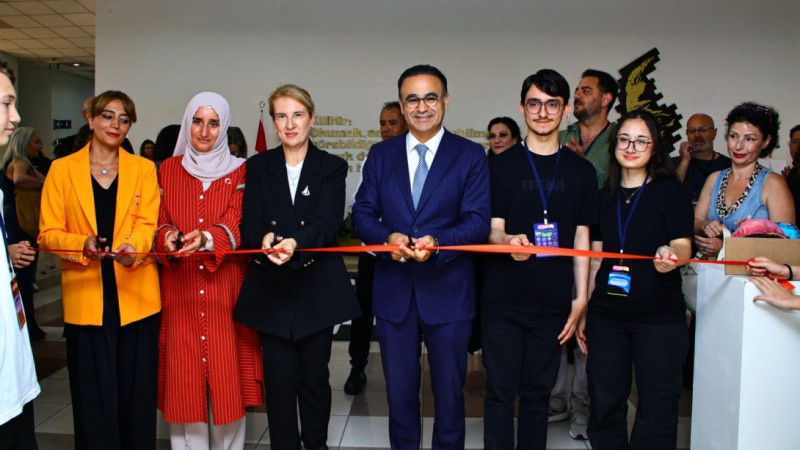 İzmir BİLSEM Zirvesi’nde Sanat ve Müzik Etkinlikleri İlgi Gördü