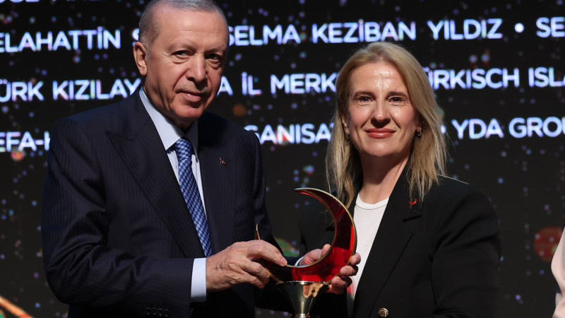 Gaziemir Kızılay Şubesi “Yılın En Başarılı Şubesi” ödülünü aldı