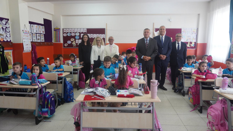 Gaziemir’de İlköğretim Haftası coşkusu: Öğrenciler gösterileriyle renk kattı