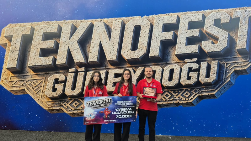 İzmir Kız Lisesi’nden TEKNOFEST’te Türkiye üçüncülüğü