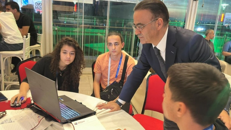 İzmir eğitiminde Dr. Ömer Yahşi farkı: Gençleri geleceğin teknolojilerine hazırlıyor