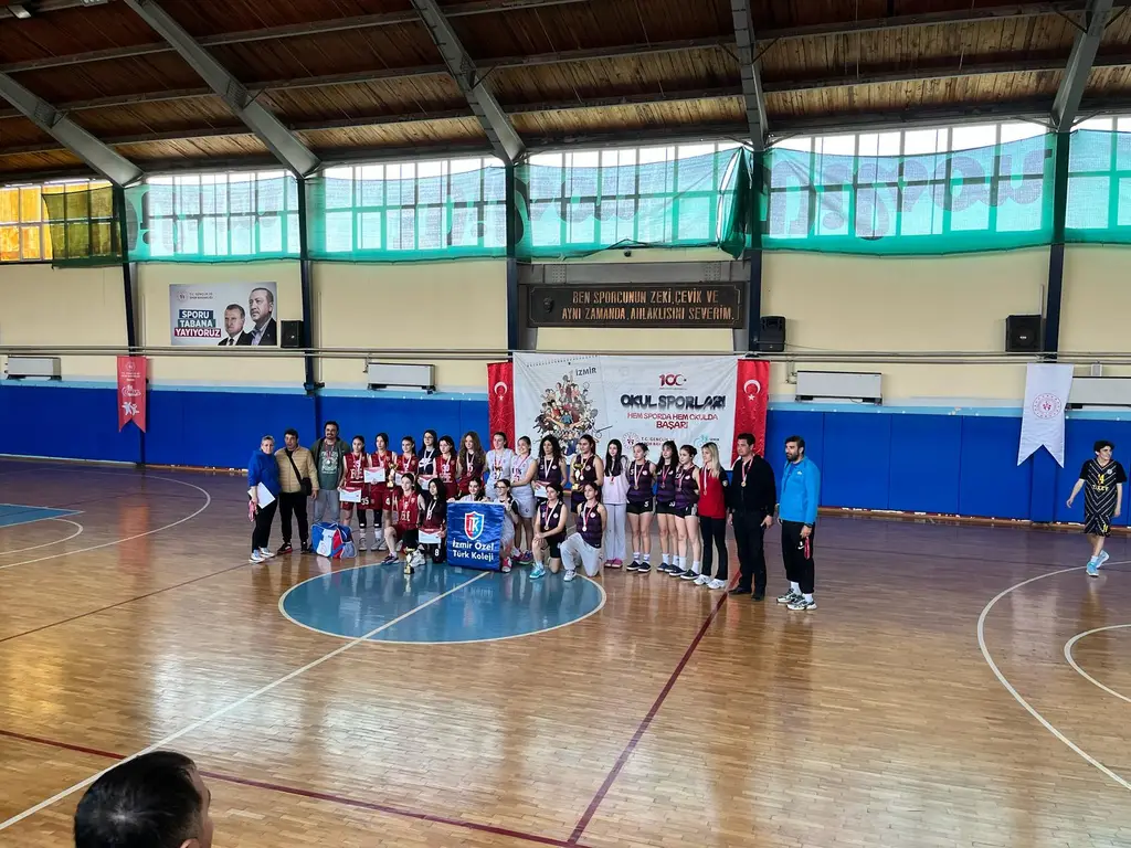 Çiğli'den büyük başarı: Şehit Şenali Ocak Ortaokulu İl şampiyonluğunu kazandı