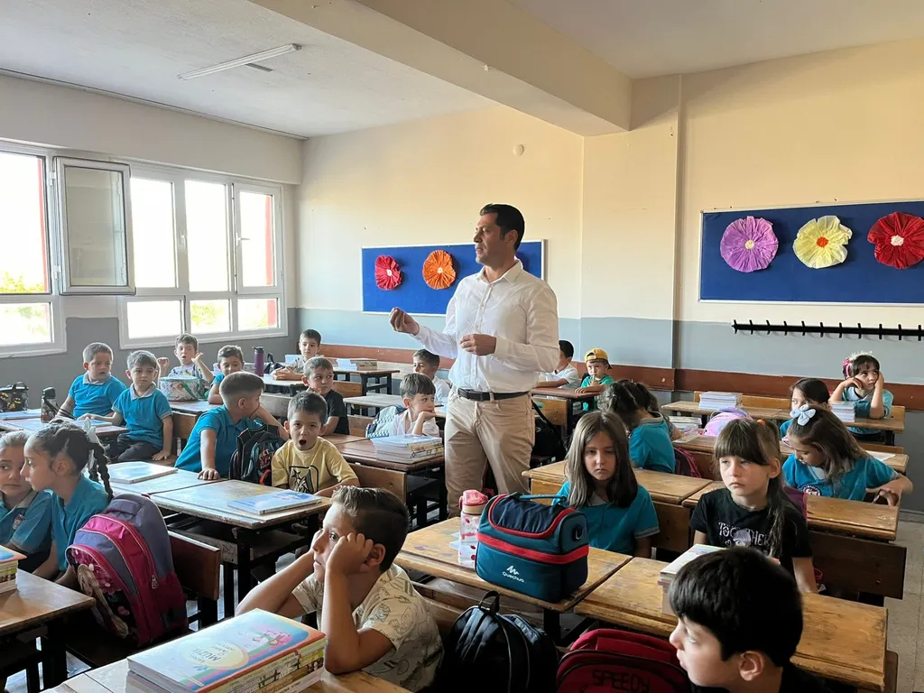 Karaburun ilçe milli eğitim müdürü Bayat’tan Atatürk ilkokulu’na ilk gün ziyareti
