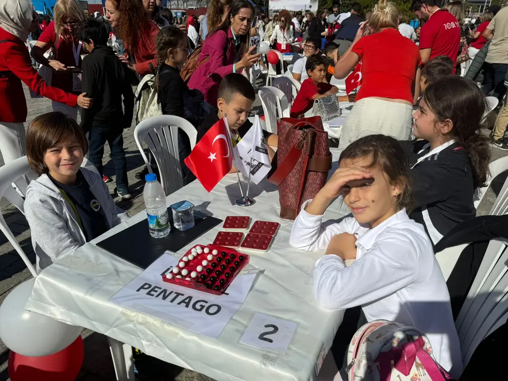 Menderes’in zeka oyunlarındaki başarısı: Öğrencilerden altın madalya yağmuru!