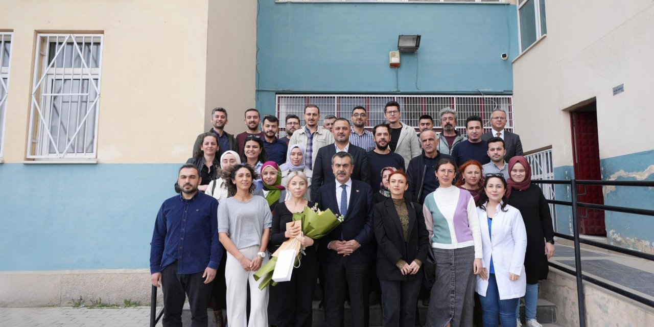 Milli Eğitim Bakanı Yusuf Tekin, Bursa İnegöl 80. Yıl İlkokulu'nu sürpriz ziyaret etti